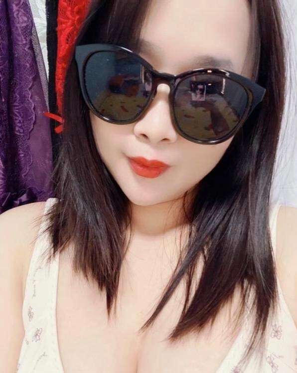 大胸肥臀小姐姐