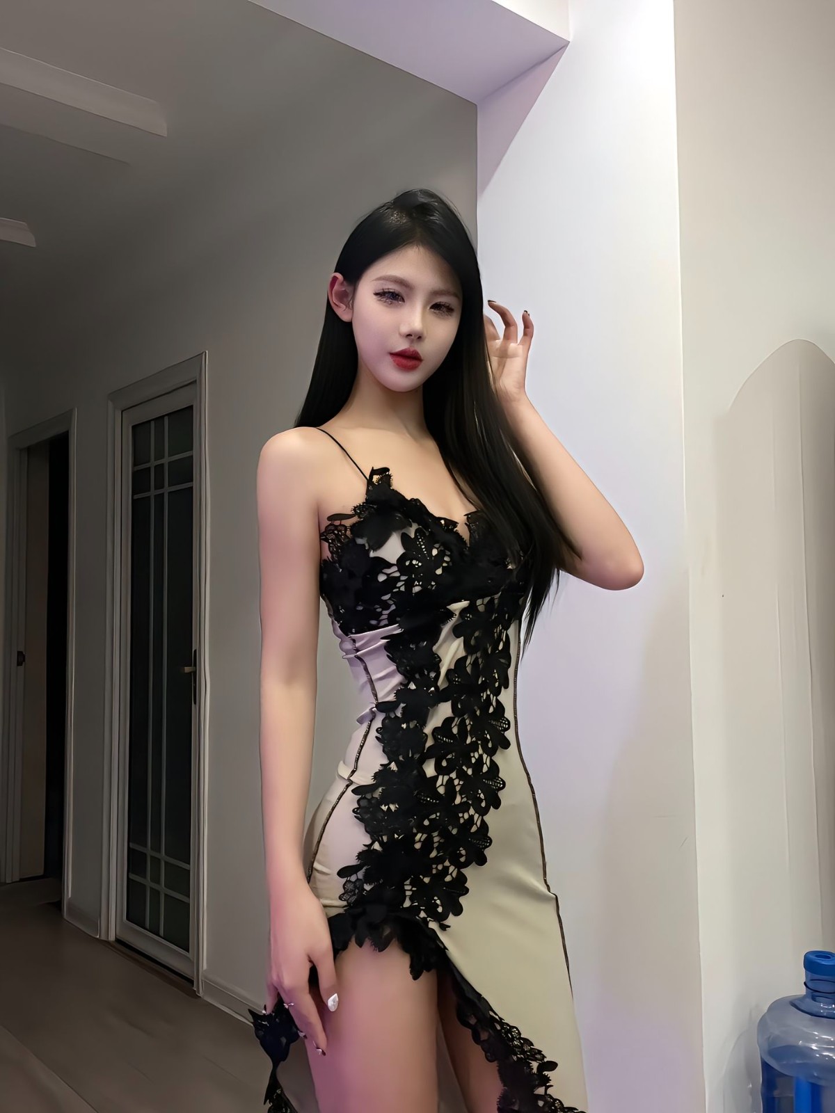 服务系骚老师揉奶扣逼玩的开