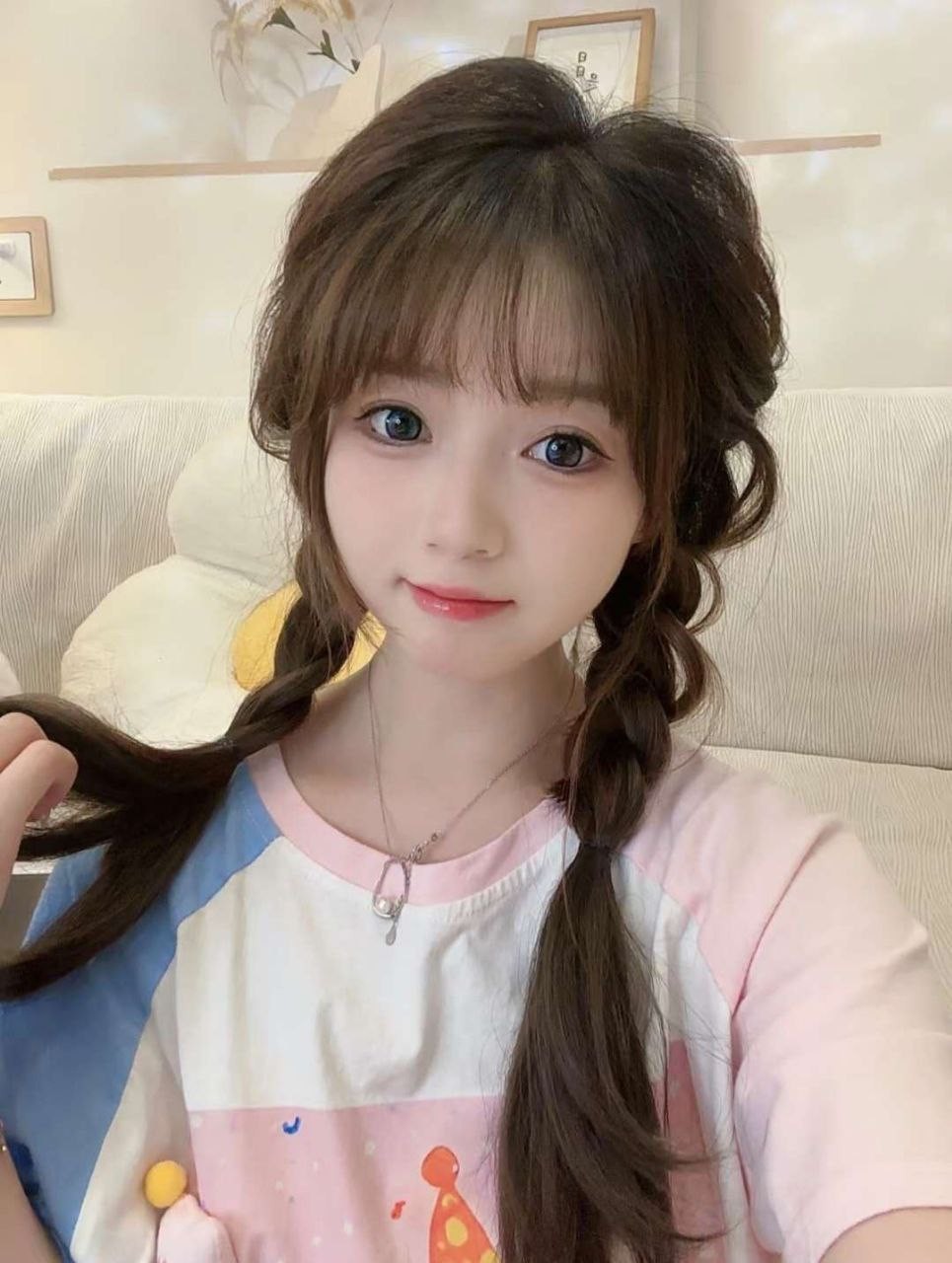 粉嫩小萝莉模样好骚啊