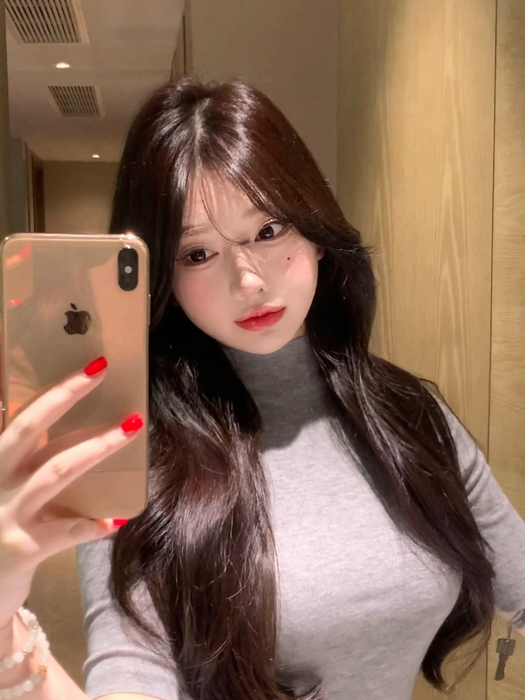 最新爽到嫩妹奶子挺小穴粉