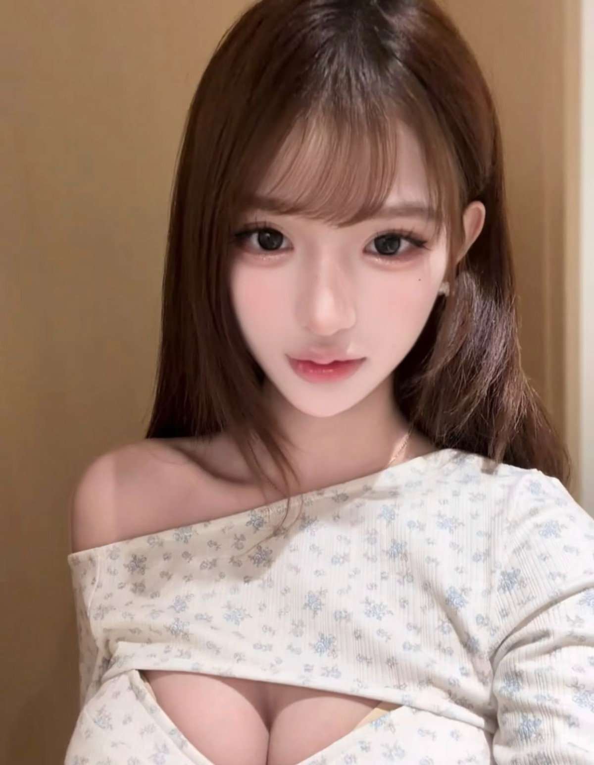 虹口爆乳性感嫩妹老师