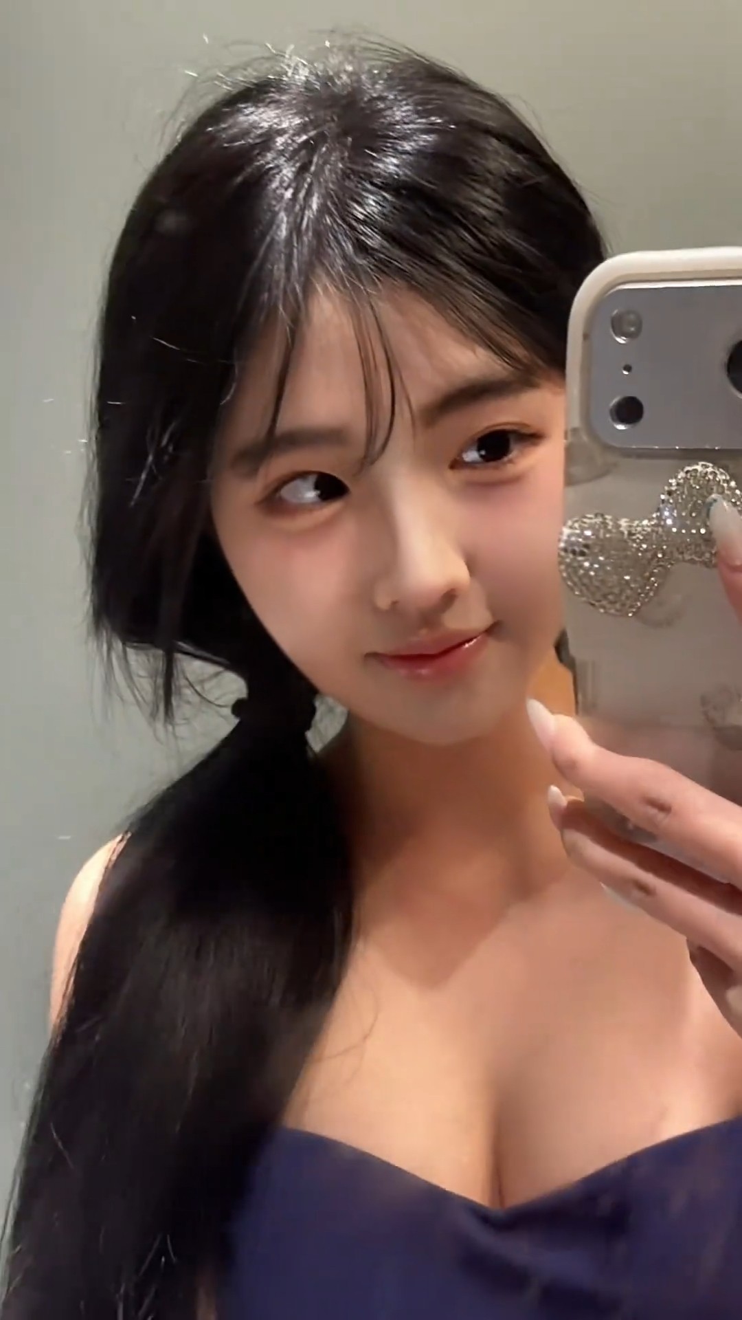 20岁小妹妹粉⽳⾥尽情探索