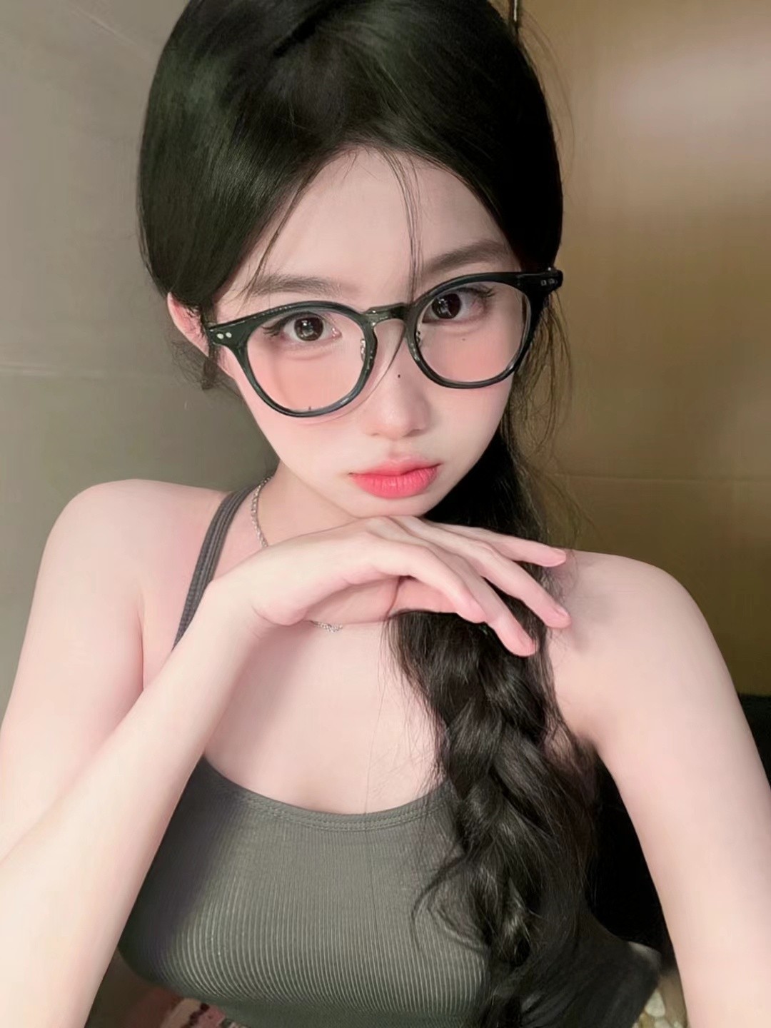 新茶柔嫩肌肤少女