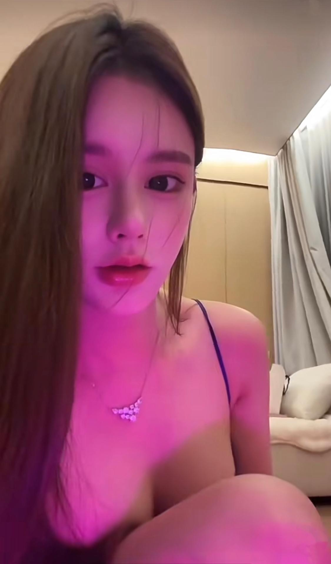 就是冲着这妹子的颜值和身材去的