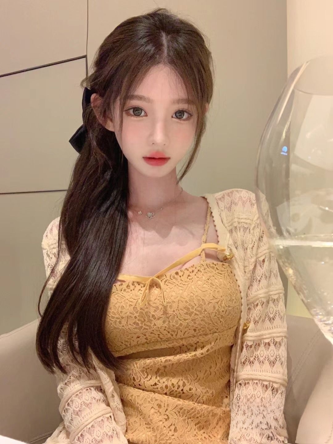 床上小女友眉清目秀腿长逼粉