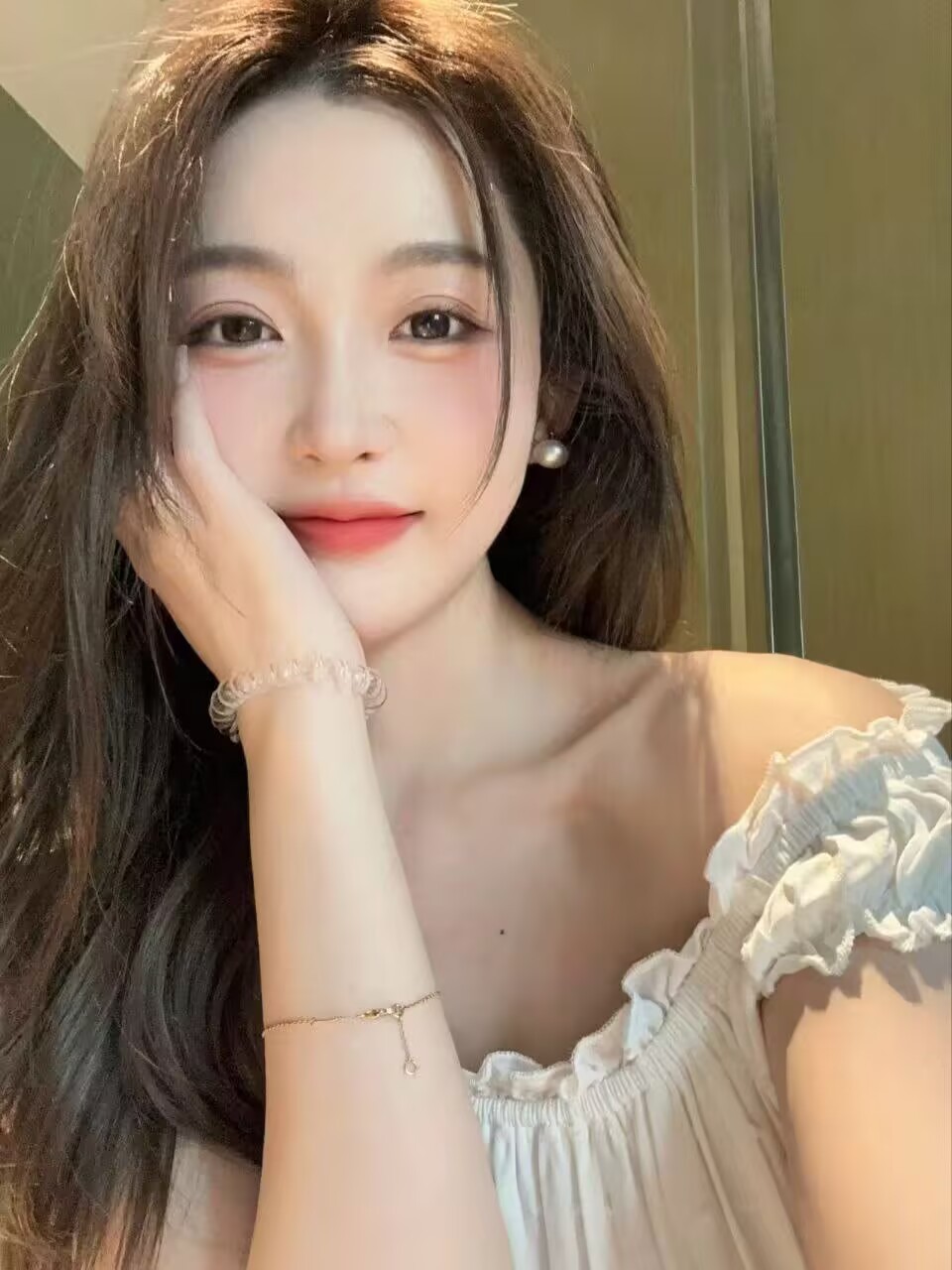 没想到这么年轻漂亮漂亮却是个小骚货